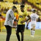  Referencial. Leonardo Ramos, DT de Barcelona, da indicaciones a Jean Carlos Montaño en un partido de la LigaPro. 