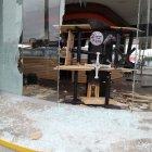  Vidrios rotos, estanterías vacías, puertas totalmente dañadas... El escenario se repetía al frente, y más allá, en otra gasolinera completamente saqueada. 