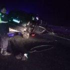  Después de impactar al caballo, el conductor del bus perdió el control de la unidad, se pasó al otro carril y chocó contra una camioneta y un auto. 