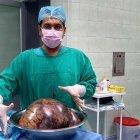  Había varios riesgos al sacar el tumor que comprimía los órganos de la paciente. 