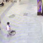  El menor se paró, con curiosidad, sobre la tapa del desagüe, pero esta se movió y el niño cayó dentro. 