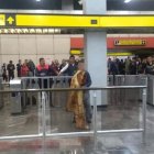  El hombre se encuentra grave y está detenido por agresión a los guardias. 