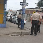  Agentes de la Policía Nacional realizaron un ‘barrido’ por la zona para tratar de dar con los autores de los disparos. 