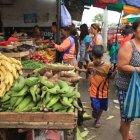  El mercado de las calles Gómez Rendón y la 29 recibió a varios clientes la mañana de este lunes. 