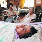  La de 51 años está esclavizada en una silla de ruedas, la de 59 permanece inmóvil en una cama por una caída. ¿Quién las ayuda? 