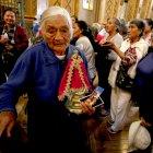  Fieles asisten a una homilía para bendecir sus imágenes de la Virgen de El Quinche. 