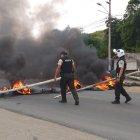  La mañana de este miércoles, otros reclamos se registraron al ingreso de la comuna San Pedro. En esa localidad medio centenar de personas cerraron momentáneamente la Ruta del Spondylus colocando arbustos y neumáticos que posteriormente fueron encendidos. 