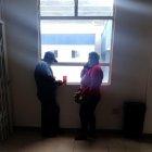  Los padres de Henry Lovato esperan en uno de los pasillos  del Hospital de la Policía. 