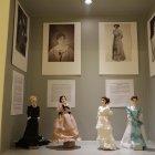  Exhibición de trajes típicos de la época de las muñecas. 