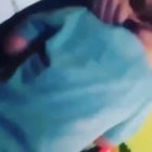  La mujer acerca al niño y coloca el cuchillo en su cuello. 