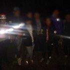  Ya más tranquilos, los excursionistas posan con los bomberos que los rescataron. 