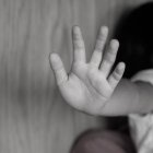  El detenido fue hallado escondido debajo de la cama de su casa. 