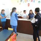  En el lugar, los chicos reciben alimentación y para los más pequeños se les realiza estimulación temprana. También habitaciones adecuadas para la enseñanza motriz, matemática y demás. 