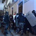  Referencial. Mediante redes sociales se ha lanzado una iniciativa para ayudar a los policías y militares que están resguardando la seguridad de quiteños. 
