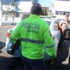  Un gendarme lleva al detenido al vehículo policial. El sujeto no presentó resistencia en su arresto. 