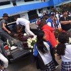  Frixon Angulo, conocido como Marimba, se siente triste después de la muerte de uno de sus hijos. El féretro fue trasladado en camioneta.  