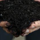  El cadáver se introduce junto con otros materiales orgánicos en una cámara de compostaje. 