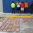  Con la evidencia del cargamento ilegal, los tres sujetos quedaron detenidos y el automotor en el que pretendían transportar la droga, quedó retenido.  