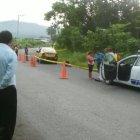  Agentes de la policía desplegaron un perímetro al rededor de la escena del crimen para proteger toda pista que permita identificar a los autores. 