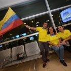  Aunque la copa solo fue vista por cinco segundos, la fanaticada pudo tomarse selfies y pedir autógrafos de los futbolistas.  