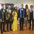  El ganador (al centro, junto a las modelos), con varios de los participantes en el concurso. 