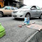  En este lugar estaba el cuerpo de Roberto Carlos Silva. Sus familiares encendieron una vela y colocaron un cartón. 