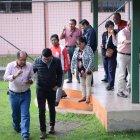  Al lugar llegaron representantes de la Empresa de Agua Potable  y se reunieron con los moradores para explicarles que el daño en la tubería que alimenta esta zona es sustancial. 