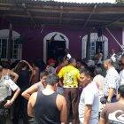  Curiosos y vecinos rodearon la casa donde ocurrió la tragedia, atraídos por la sorpresiva muerte de la chica. 