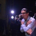  La gente esperó su llegada por tres horas y media y cuando al fin acudió la multitud se desesperaba por saludarlo. En el tablado estaban sus hijos, padres y el equipo de trabajo.  