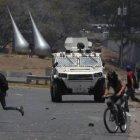  Un video expone cómo una tanqueta embistió a las personas que se encontraban en las inmediaciones de la base área La Carlota. 