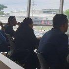  María Ruiz (de azul), mamá de la chica descuartizada, estuvo atenta a las versiones dadas durante la audiencia. A su lado su abogado defensor y la fiscal que investiga el caso. 