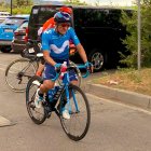  Richard Carapaz terminó la tercera etapa con la bicicleta de su compañero Antonio Pedrero. 