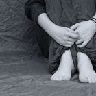  La joven de cabello rizado describe los diferentes escenarios en los que ha sido perseguida por un hombre 20 años mayor que ella. 