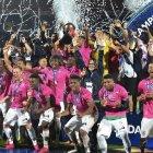  Independiente del Valle logró coronarse campeón de la Copa Sudamericana luego de vencer en un vibrante encuentro a Colón de Santa Fe. Es su primer título profesional. 