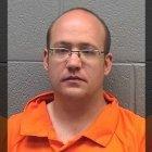  Joshua Kabatra fue arrestado por violación y actos lascivos a una menor de edad. 