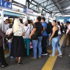  El bloqueo es uno de los métodos que utilizan los pillos para ‘patearse’ los objetos de los usuarios de la metrovía. Aprovechan que hay mucha gente para ‘meter mano’. 