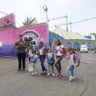  El profesor Luis Manuel Colín y sus seis alumnos del circo. 