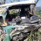  Los ocupantes de una camioneta murieron atrapados en la cabina, tras chocar contra una plataforma. 