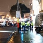  El hombre quedó tendido en la calzada, en una noche de lluvia. 