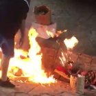  El hombre incendia el colchón y luego prende fuego al otro individuo. 