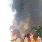  Treinta unidades del Cuerpo de Bomberos acudieron al lugar para controlar la emergencia. 