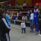  Los espectadores aprovecharon para tomarse fotos con el bimundialista. 