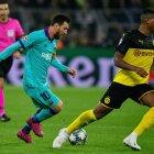  Lionel Messi y el defensa suizo de Dortmund Manuel Akanji compiten durante el partido de fútbol de la Liga de Campeones. 
