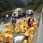  Un camión que transportaba botellas de cerveza tuvo el percance. Del vehículo se cayeron las jabas que las contenían. 