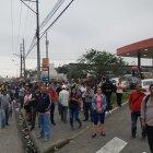  Personas esperan algún transporte particular que los lleve a sus trabajadores. 