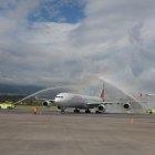  “La locomotora de Carchi” llegó en un vuelo de la compañía Iberia, que fue recibido en la misma pista de aterrizaje por dos camiones cisterna de la unidad de bomberos del aeropuerto. 