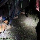  Los cuerpos quedaron aplastados por el camión en que viajaban. Algunos quedaron mutilados. 