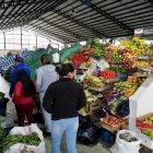  La libra de arvejas está a un dólar cincuenta; y las cuatro libras de yuca, a un dólar, expresó Patricia Quito, una expendedora del mercado Doce de Abril. 