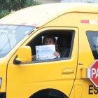  Una de las conductoras participantes muestra orgullosa su certificado del curso ‘Seguridad ante todo’. 