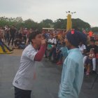  Dos raperos se enfrentan en una ‘batalla’ de frases rimadas que en ningún momento cayó en lo vulgar. 